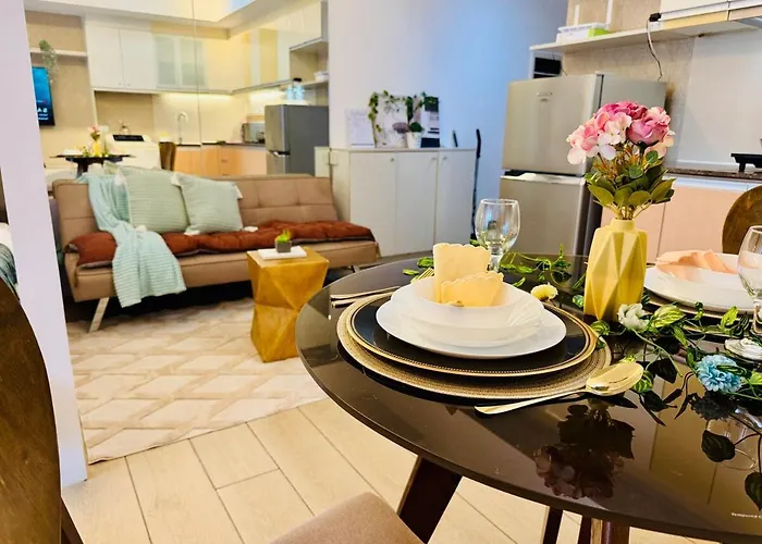 Grand Canal View Balcony Cozy Staycation Netflix