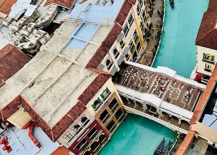 Grand Canal View Balcony Cozy Staycation Netflix